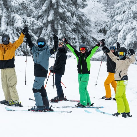 Skifahrerinnen und Skifahrer auf dem Feldberg freuen sich auf der Piste.  (Foto: picture-alliance / Reportdienste, Silas Stein)