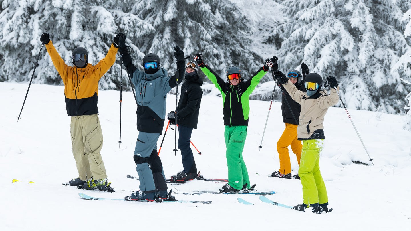 Skifahrerinnen und Skifahrer auf dem Feldberg freuen sich auf der Piste. (Foto: picture-alliance / Reportdienste, Silas Stein)