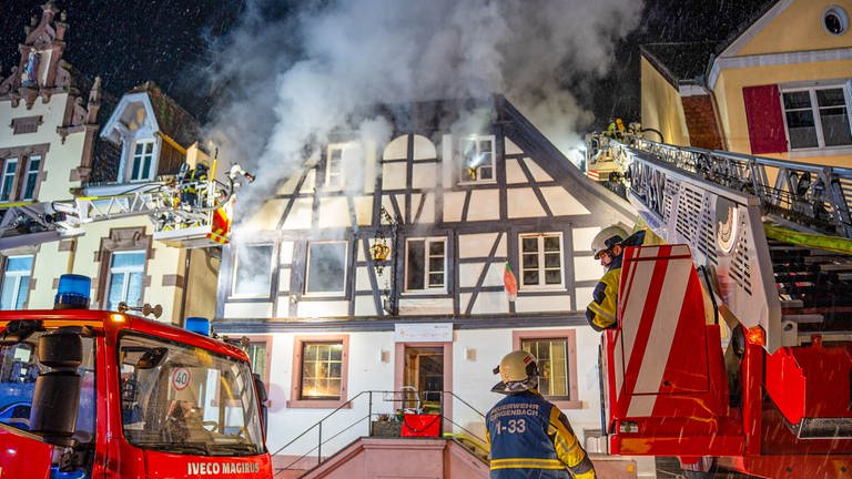 In Zell am Harmersbach hat es in der Nacht von Freitag auf Samstag in einem Fachwerkhaus gebrannt. Die Feuerwehr musste auch angrenzende Häuser räumen.  (Foto: Marco Dürr / EinsatzReport24)