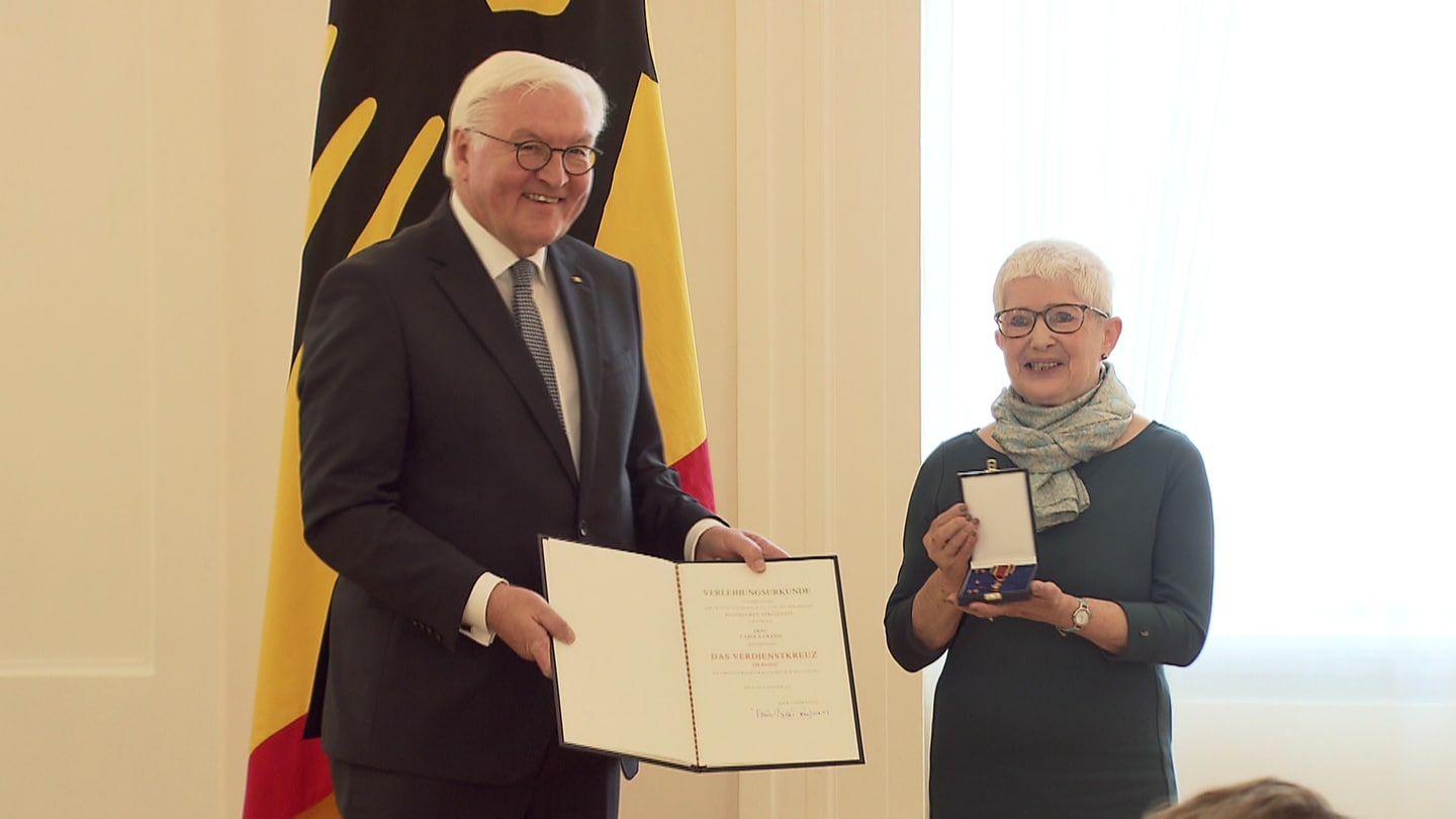 Bundespräsident Frank-Walter Steinmeier und Carola Grasse mit Bundesverdienstkreuz und Urkunde (Foto: SWR)