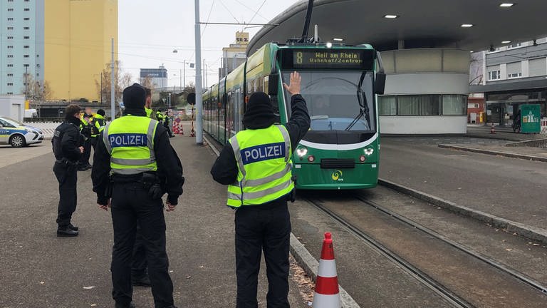 Beamte stehen an einer grünen Tram (Foto: SWR, Laura Könsler)