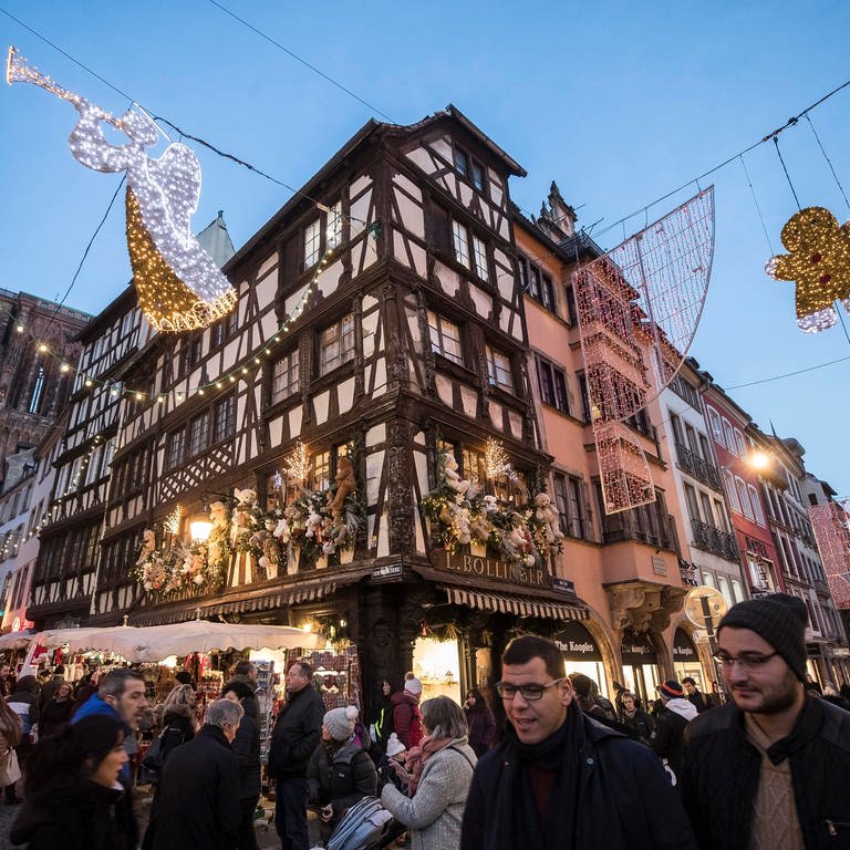 Der Straßburger Weihnachtsmarkt (Archivbild) ist einer der ältesten Weihnachtsmärkte Europas und zieht jedes Jahr Besucher mehr als zwei Millionen Besucher an.  (Foto: picture-alliance / Reportdienste, Picture Alliance)