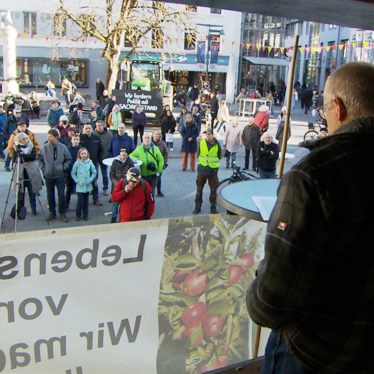 Wenige Menschen stehen vor Rednerpult auf dem Lörracher Marktplatz. (Foto: SWR)