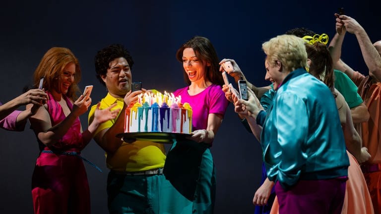 Geburtstagsfeier für Bob im Musical Company  (Foto: Theater Freiburg/Britt Schilling)