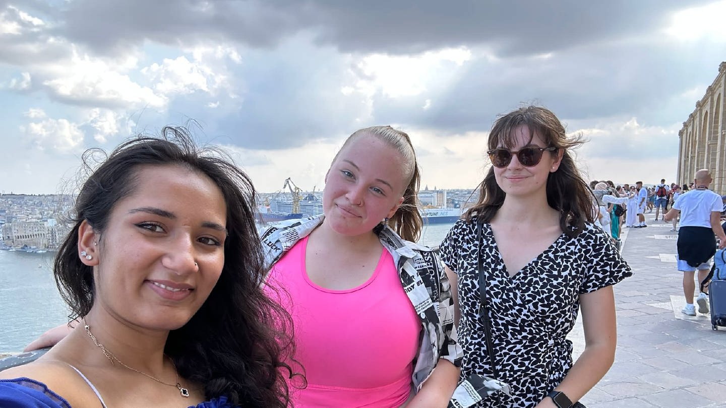 Selfie von drei junge Frauen, im Hintergrund Touristen, Wasser, Säulen (Foto: Chiara Gerber, privat)