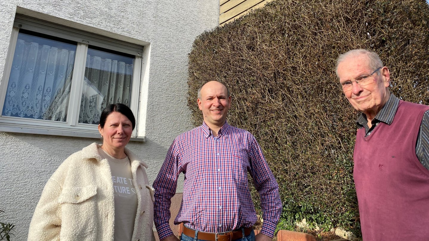 Die ukrainische Familie von Nataliia Honchar und Oleksandr Khomenko hat bei Vermieter Alois Wehrle in Weil-Haltingen ein neues Zuhause gefunden. (Foto: SWR, Matthias Zeller)