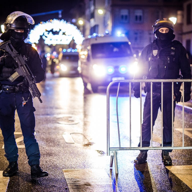 Einsatzkräfte der Polizei sicherten im Dezember 2018 einen Eingang zur Altstadt und zum Weihnachtsmarkt.  (Foto: dpa Bildfunk, Christoph Schmidt)