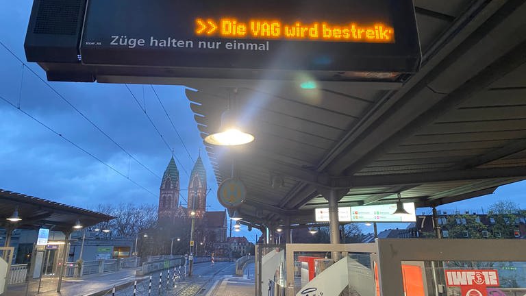 Am Freiburger Hauptbahnhof fahren am Montag keine Busse und Bahnen wegen des Warnstreiks. (Foto: SWR, Owusu Künzel)