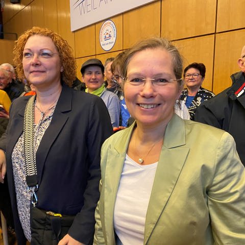Weils künftige Oberbürgermeisterin Diana Stöcker (rechts) freute sich über ihren Wahlsieg. (Foto: SWR, Matthias Zeller)