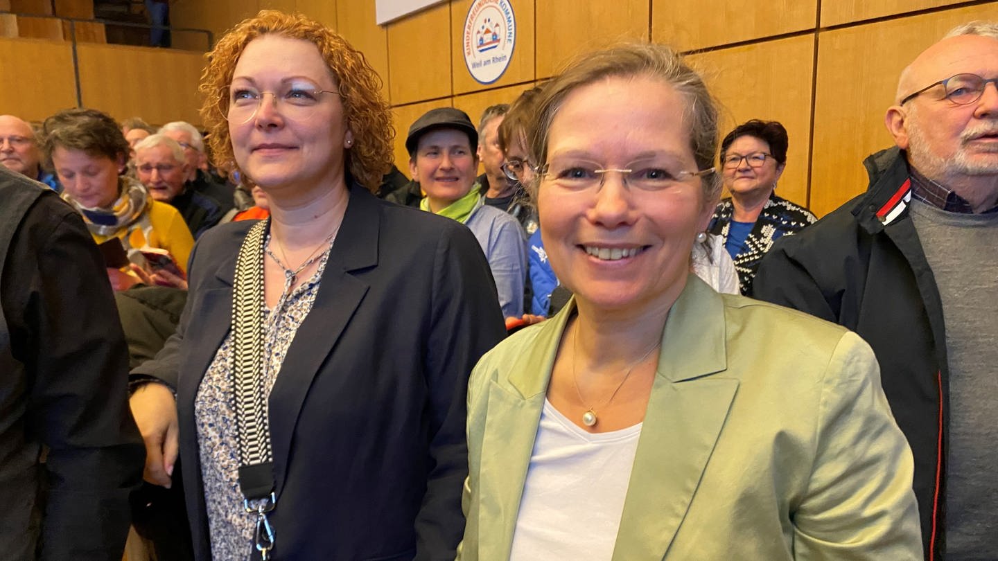 Weils künftige Oberbürgermeisterin Diana Stöcker (rechts) freute sich über ihren Wahlsieg. (Foto: SWR, Matthias Zeller)