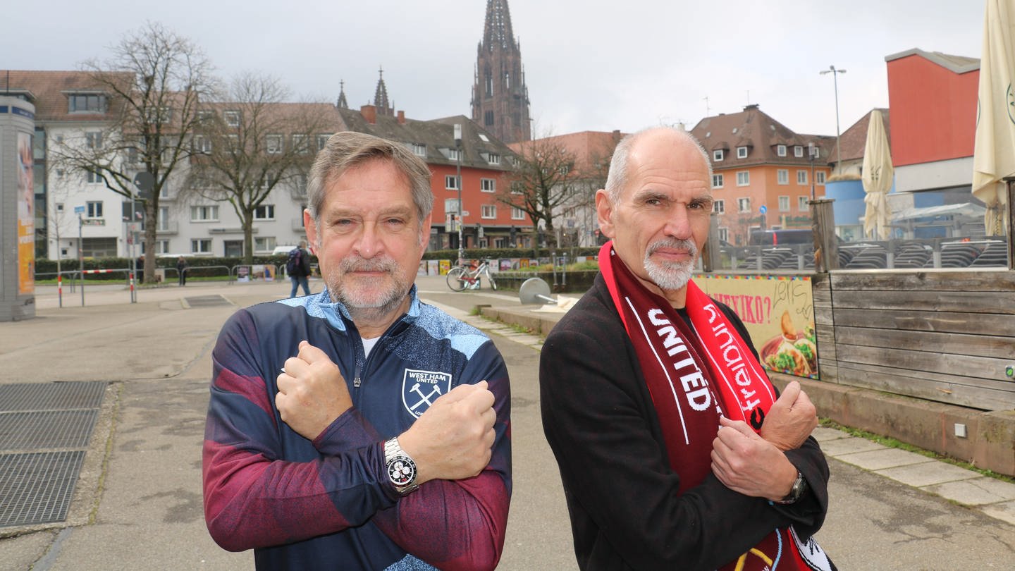 John Ratomski und Martin Godleman aus London sind West Ham United-Fans und waren beim Spiel in Freiburg dabei. (Foto: SWR)
