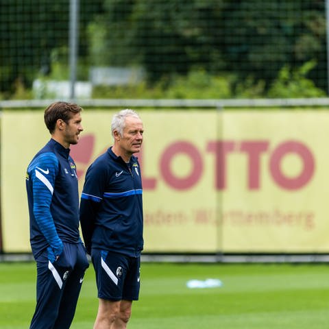 Julian Schuster und Christian Streich stehen auf dem Trainingsplatz (Foto: picture-alliance / Reportdienste, Picture Alliance)