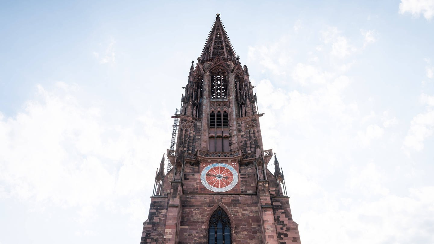Der Freiburger Münsterturm ragt in den Himmel. (Foto: IMAGO, Silas Stein)