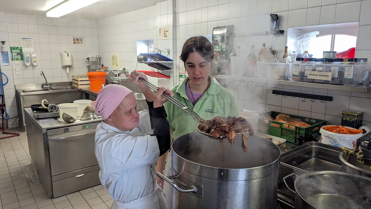 Barbara lebt mit Down-Syndrom und kocht im Hofgut Himmelreich (Foto: SWR)