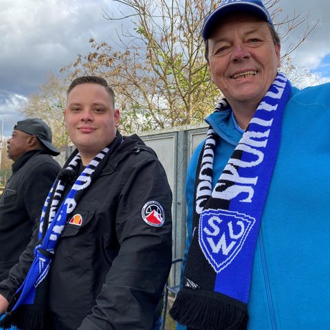 Harry Bülau (rechts) ist froh, dass Tommy im Stadion für Stimmung sorgt. (Foto: SWR, Matthias Zeller)