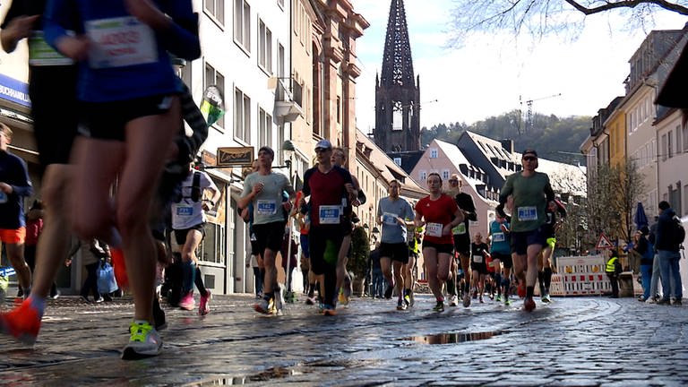 Marathon-Läufer beim 18. Freiburg-Marathon 2023 in der Innenstadt. (Foto: SWR, Sebastian Bargon)