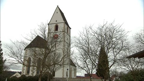 Die Kirche von Hohentengen - in der Gemeinde wurden am Dienstagabend drei Menschen getötet (Foto: SWR, Ben Hoffmann)