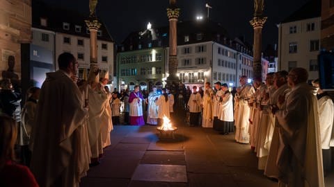 Das traditionelle Osterfeuer vor dem Freiburger Münster: In der Osternacht wurde das Feuer gesegnet und daran die Osterkerze entzündet. (Foto: Erzdiözese Freiburg)