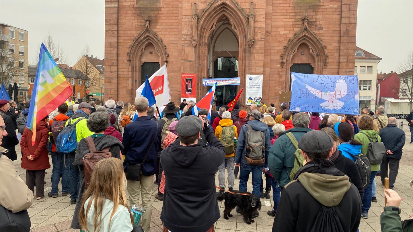 Am Ostersamstag versammelten sich mehr als 200 Menschen vor der Friedenskirche in Kehl (Ortenaukreis). Sie stimmten sich mit der Friedenshymne von Joan Baez auf den ersten gemeinsamen deutsch-französischen Ostermarsch nach Straßburg ein. (Foto: SWR)