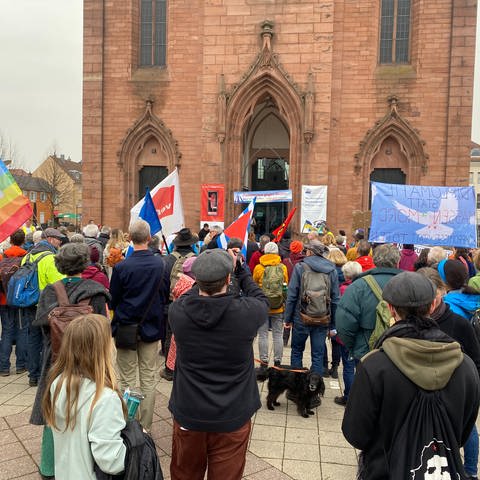 Am Ostersamstag versammelten sich mehr als 200 Menschen vor der Friedenskirche in Kehl (Ortenaukreis). Sie stimmten sich mit der Friedenshymne von Joan Baez auf den ersten gemeinsamen deutsch-französischen Ostermarsch nach Straßburg ein.  (Foto: SWR)