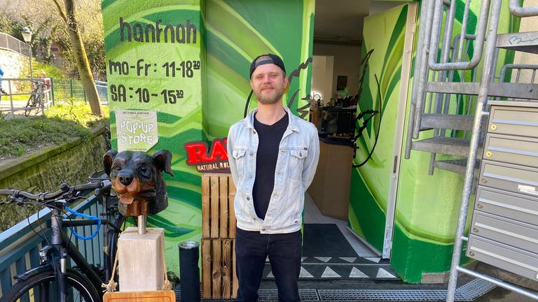 Seit der Cannabis-Legalisierung berichtet Bernhard Wieschke, Besitzer des hanfnah-Shops in Freiburg, von einem regelrechten Ansturm auf Anbauzubehör. (Foto: SWR, Sebastian Bargon)
