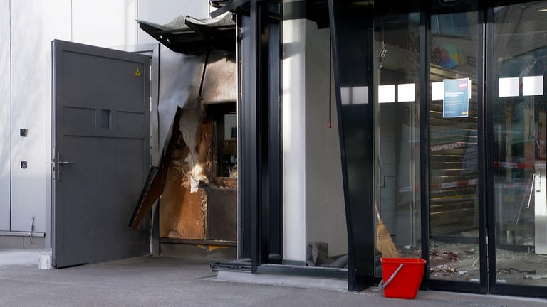 Immer öfters werden Bankautomaten in Südbaden gesprengt. Die Polizei schließt sich zusammen und fahndet über die Landesgrenzen hinweg.  (Foto: SWR, France3)