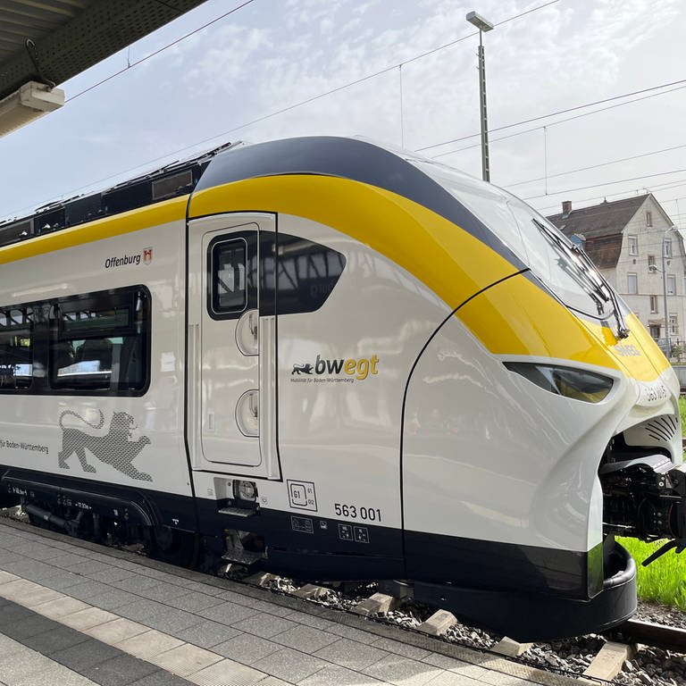 Ein neuer Batteriehybridzug steht am Bahnhof in Offenburg vor seiner Eröffnungsfahrt.