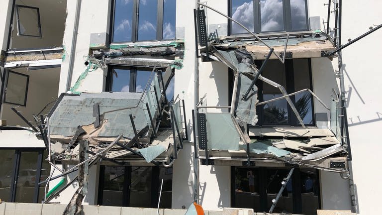 Ein Baggerfahrer hat in Blumberg (Schwarzwald-Baar-Kreis) mit seiner Arbeitsmaschine einen Neubau angefahren und unter anderem Balkone zerstört (Foto: SWR, Hardy Faißt)