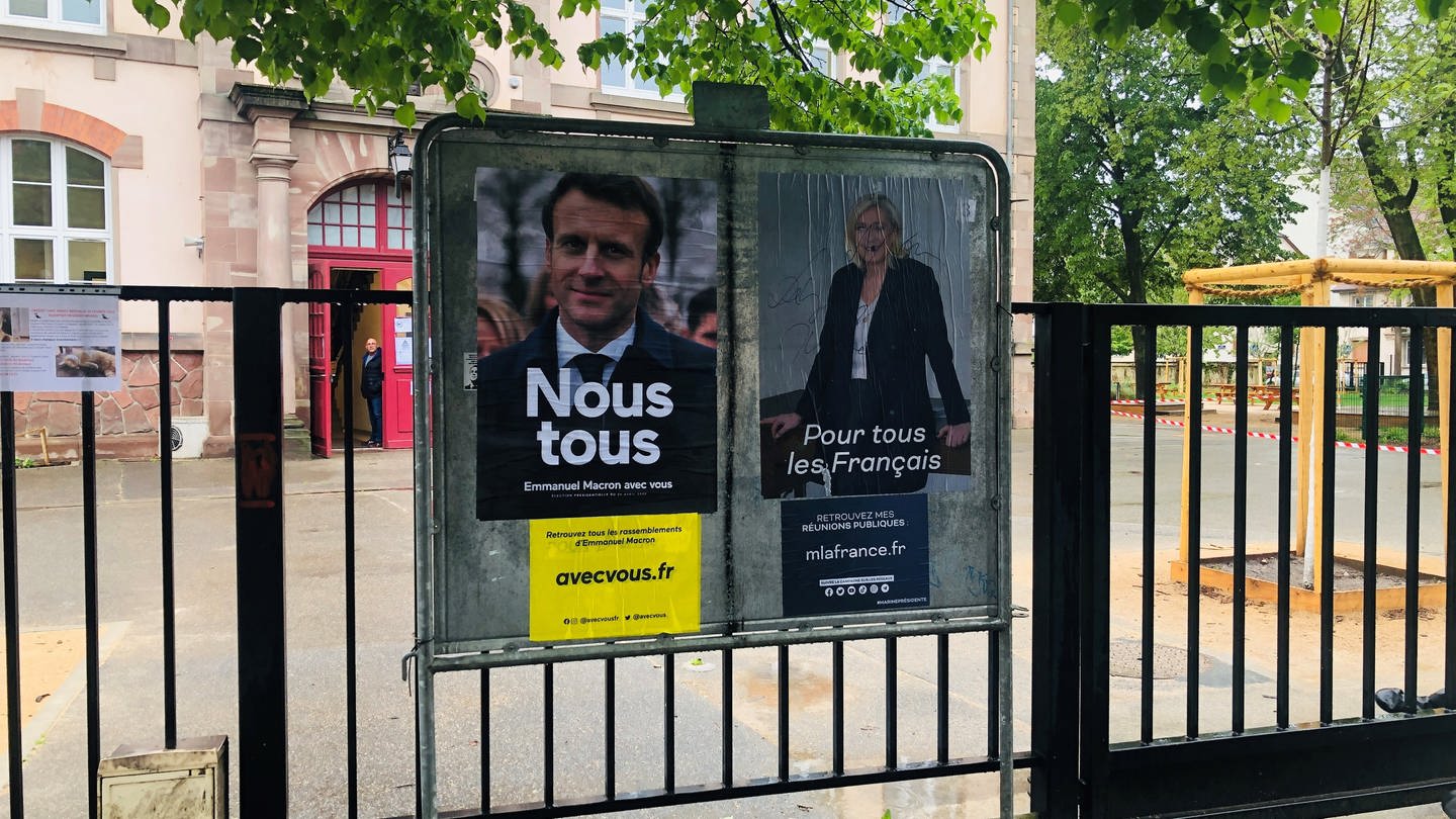 Ein Wahlplakat in Straßburg zeigt den Kandidaten und die Kandidatin der Stichwahl. (Foto: SWR)