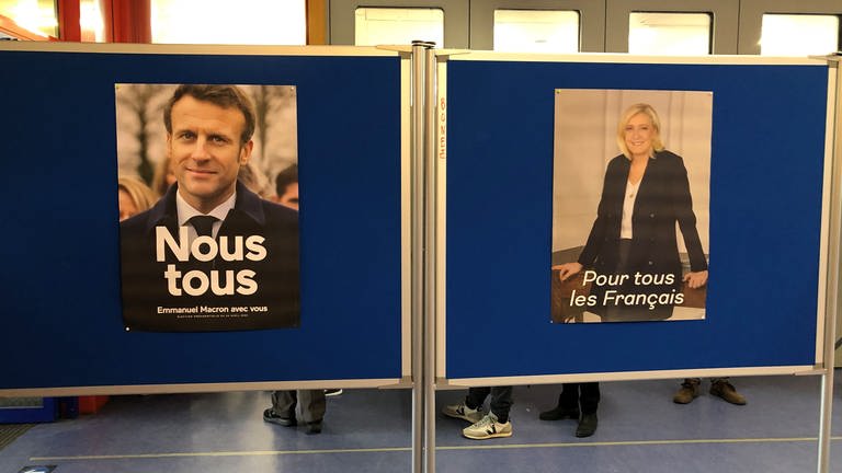 Macron oder Le Pen? Wahlplakate im Deutsch-Französischen Gymnasium. (Foto: SWR, Anita Westrup)