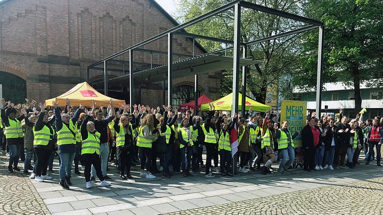 Kita-Beschäftigte in gelben Westen fordern höhere Löhne und bessere Arbeitsbedingungen (Foto: SWR, Ulf Seefeldt)