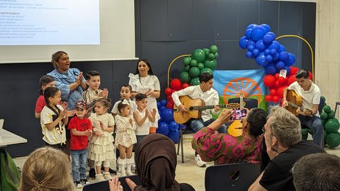 Ein Kinderchor singt am Internationalen Tag der Sinti und Roma ein Lied. (Foto: SWR)