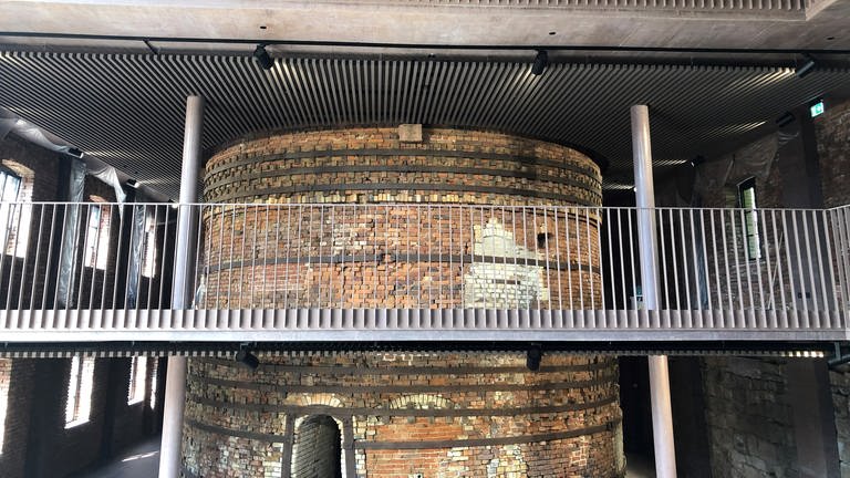 Der historische Ofen hat drei Brennkammern und ist über 16 Meter hoch. In der unteren Kammer herrschten während des Brennvorgangs Temperaturen von mehr als 1600 Grad. (Foto: SWR)