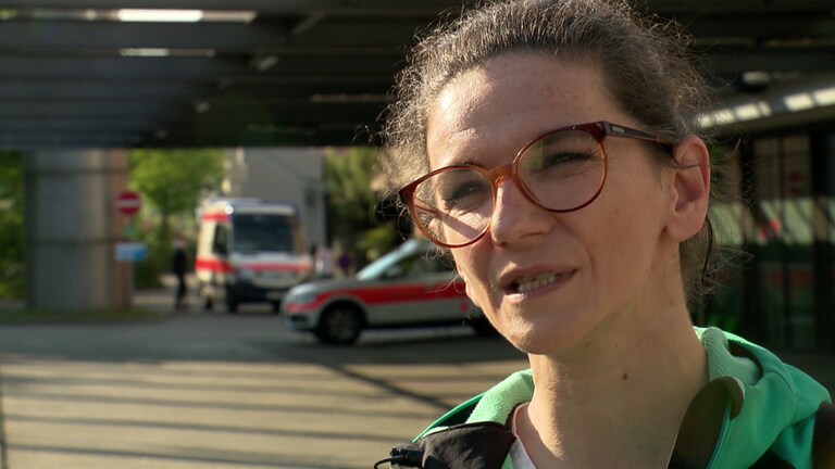 Die Freiburger OP-Schwester Bozidarka Zimmermann steht auf dem Parkplatz und gibt ein Interview. (Foto: SWR)