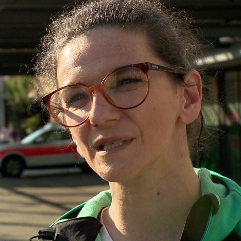 Die Freiburger OP-Schwester Bozidarka Zimmermann steht auf dem Parkplatz und gibt ein Interview. (Foto: SWR)