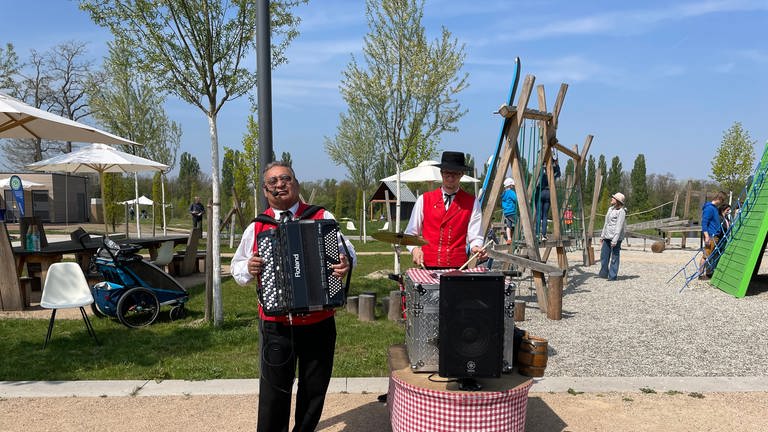 Musiker spielen am Eröffnungstag der Landesgartenschau 2022 in Neuenburg (Foto: SWR, Lara Schwalb)