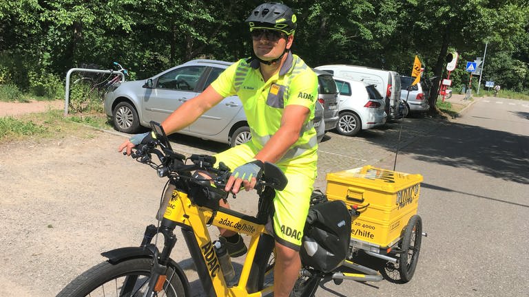 Mit dem E-Lastenrad macht dem Freiburger ADAC-Pannnenhelfer Alexander Weber die Arbeit noch mehr Spaß: er ist an der frischen Luft, macht gelichzeitig Sport und steht nicht mehr im Stau. (Foto: SWR, Gabi Krings)