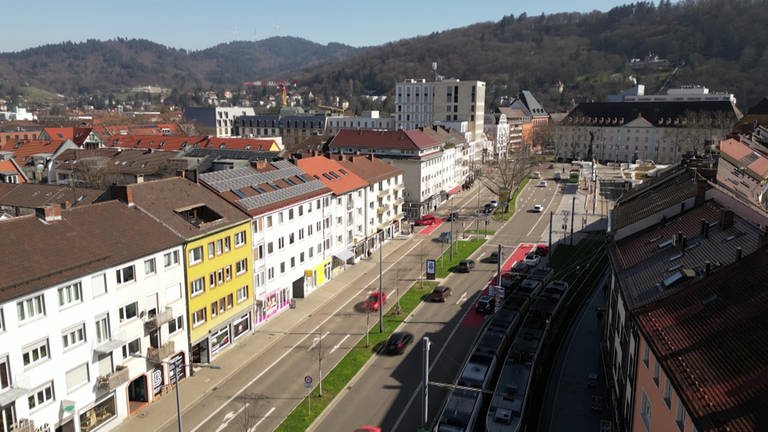 Der Friedrichring in Freiburg: Die breite Durchgangsstraße steht wohl in keinem Reiseführer, dennoch lohnt sich ein Besuch. (Foto: SWR)