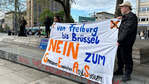 Das Orts-Bündnis Stoppt GEAS Freiburg sucht mit seinen Forderungen die Aufmerksamkeit der EU in Brüssel. (Foto: SWR, Louise Schöneshöfer)