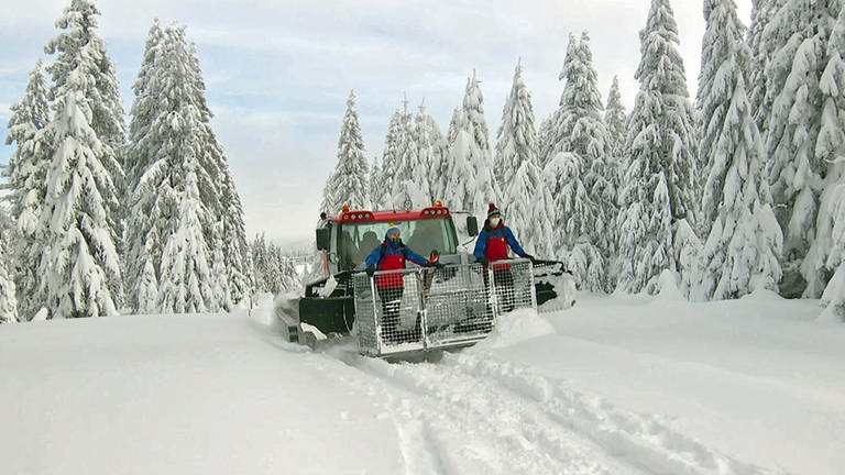 Nach starken Schneefällen kam selbst die Bergwacht nur noch mit dem Pistenbully auf dem Feldberg voran (Foto: SWR)