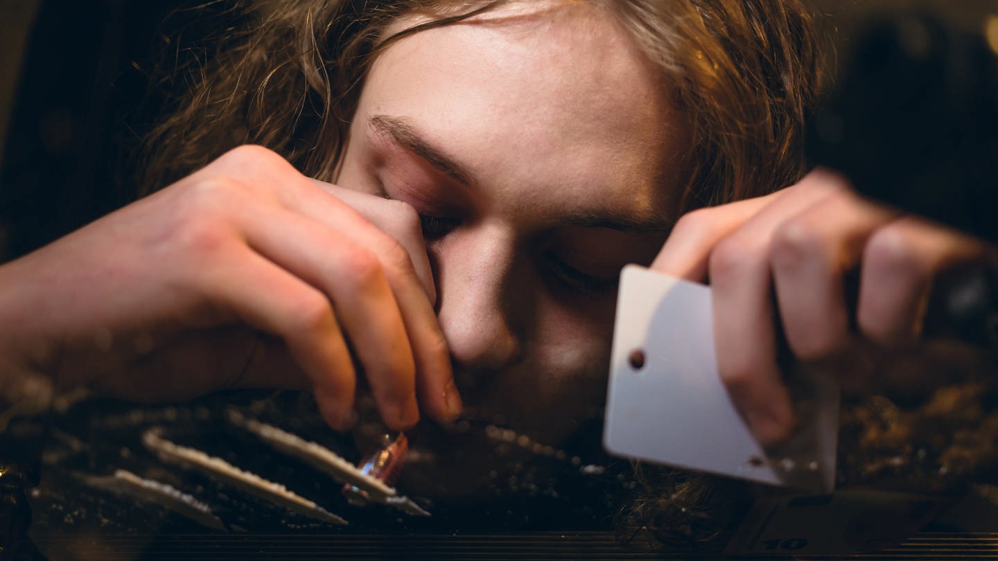 Eine junger Mensch nimmt Kokain (Foto: IMAGO, Panthermedia)