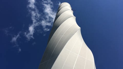 Ein Turm mit einer gewindeförmigen Außenhaut von unten (Foto: SWR)