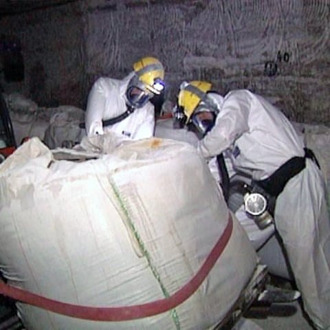 Zwei Arbeiter in Schutzausrüstung in einem Stollen