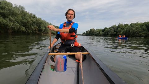 Kanu-Guide Thomas Mießeler auf dem Rhein bei Neuenburg (Foto: SWR)