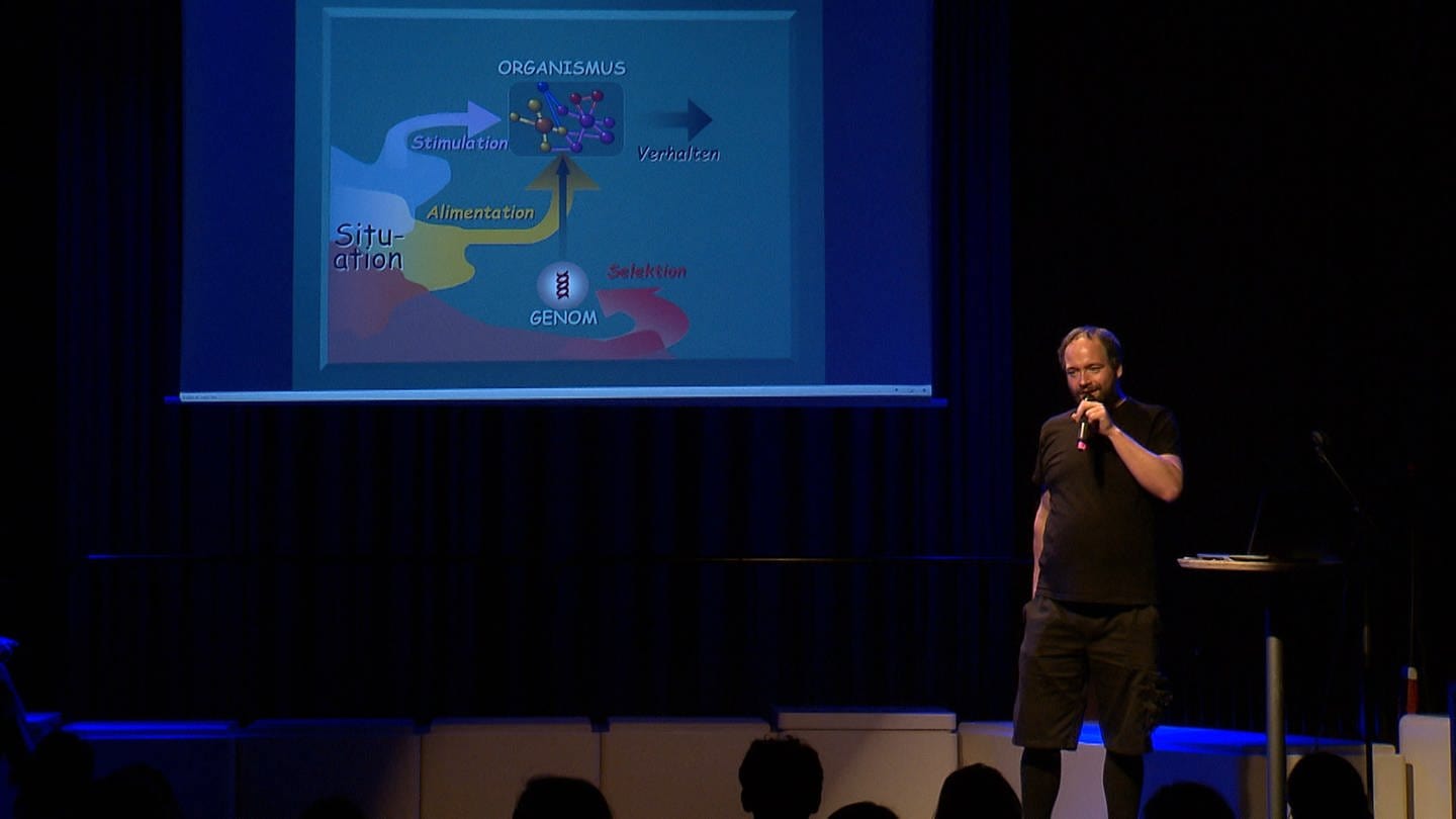 Mann präsentiert PowerPoint-Folie vor Publikum (Foto: SWR)
