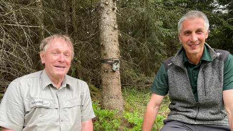Förster Iso Schmid und Hans-Ulrich Hayn vor ihrer erfolgreichen Wildtierkamera