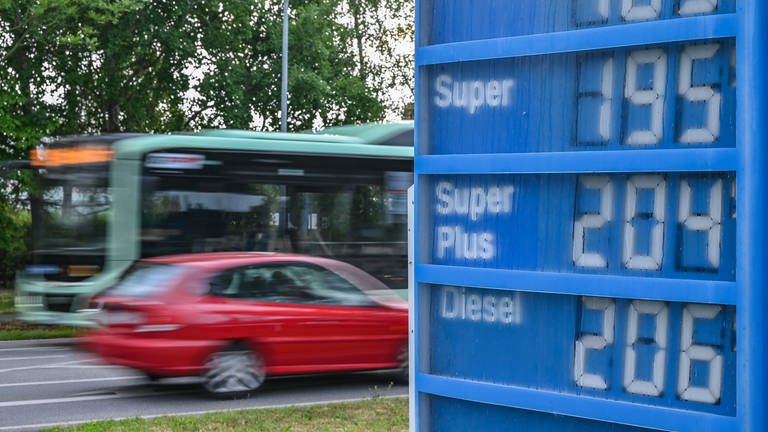 Benzinpreise nach dem Tankrabatt mit einem vorbeifahrenden Auto. (Foto: picture-alliance / Reportdienste, Patrick Pleul)