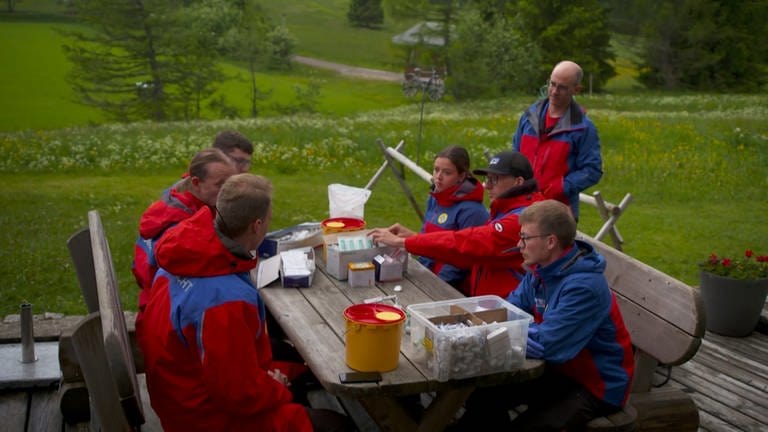 Bergretterinnen und Bergretter der Bergwacht Schwarzwald bekommen einen Kompaktkurs in Notfallmedizin. (Foto: SWR)