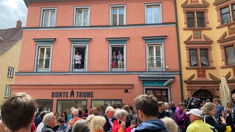 Viele Menschen auf der Straße und an den Fenstern warten auf Steinmeier (Foto: SWR)