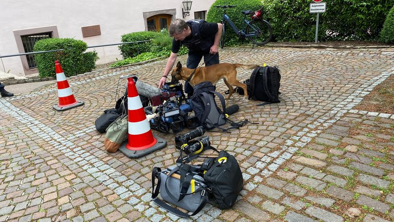 Spürhunde untersuchen Kameraausrüstung vor Steinmeiers Besuch (Foto: SWR)